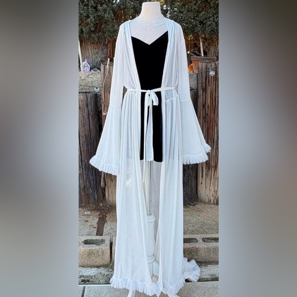 Elegant White Sheer Robe - Picture 3 of 6